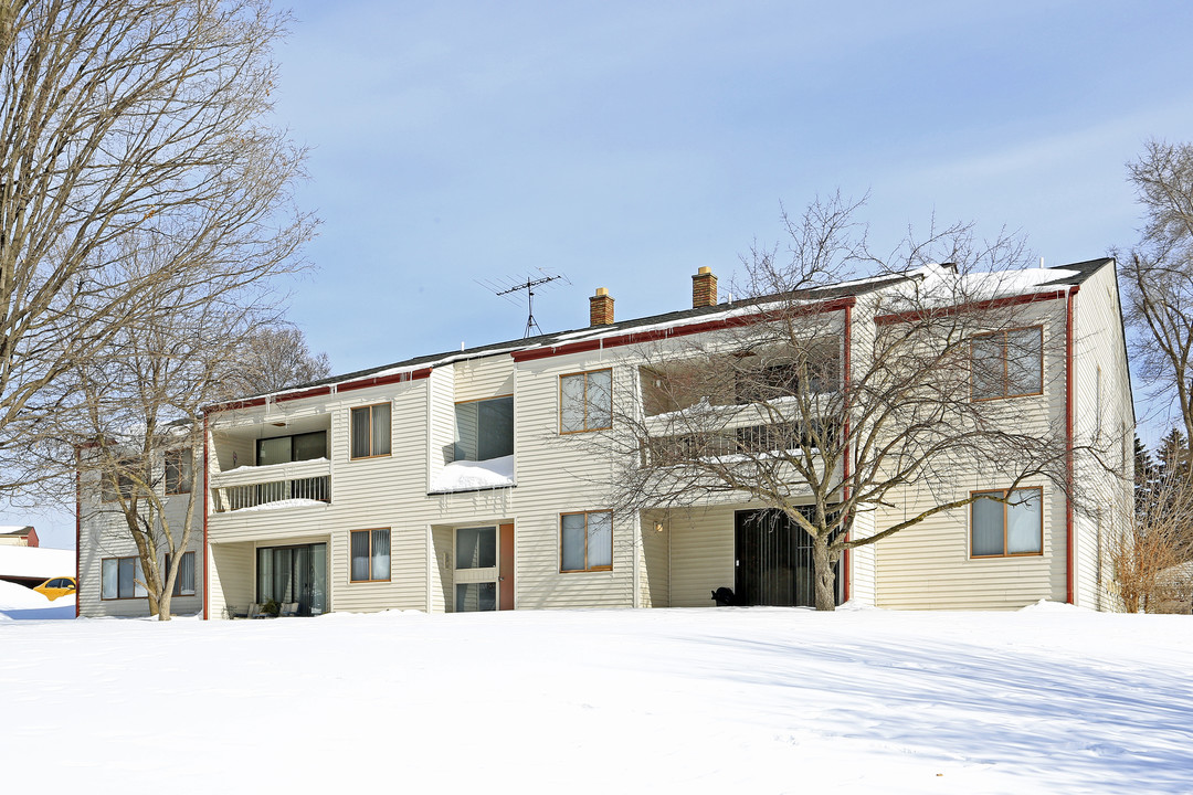 Granderview Apartments in Milford, MI - Building Photo