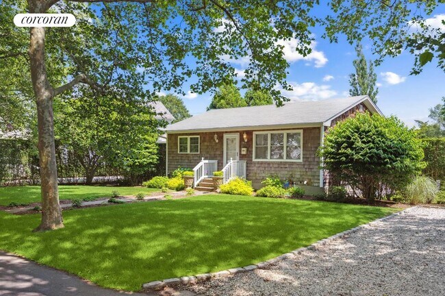 136 Pulaski St in Southampton, NY - Foto de edificio - Building Photo