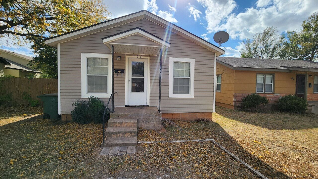 506 W 2nd St in Edmond, OK - Building Photo
