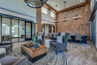 Collin Square in McKinney, TX - Foto de edificio - Building Photo