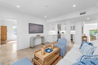 350 Cocoanut Row in Palm Beach, FL - Building Photo - Building Photo