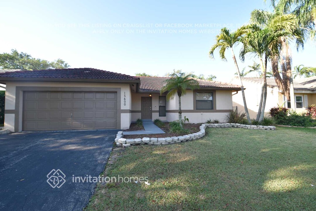 15600 Gauntlet Hall Manor in Davie, FL - Building Photo