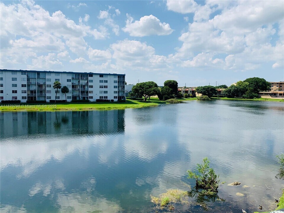 502 NW 87th Ave in Miami, FL - Building Photo