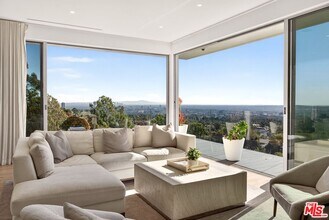 9894 Beverly Grove Dr in Beverly Hills, CA - Building Photo - Building Photo