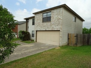 8007 Chestnut Bluff Dr in Converse, TX - Building Photo - Building Photo