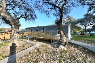 909 Pine Eagle Ln in San Antonio, TX - Building Photo - Building Photo