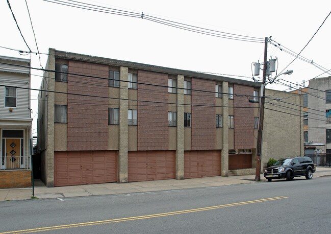 610 Palisade Ave in Union City, NJ - Building Photo - Building Photo