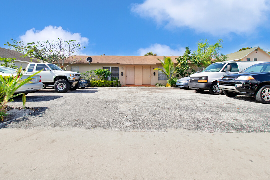 131 N E St in Lake Worth, FL - Building Photo