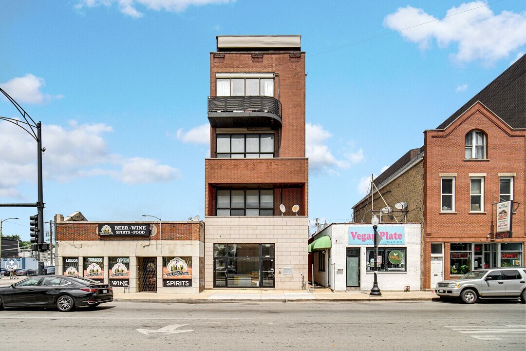 1552 W Fullerton Ave in Chicago, IL - Building Photo