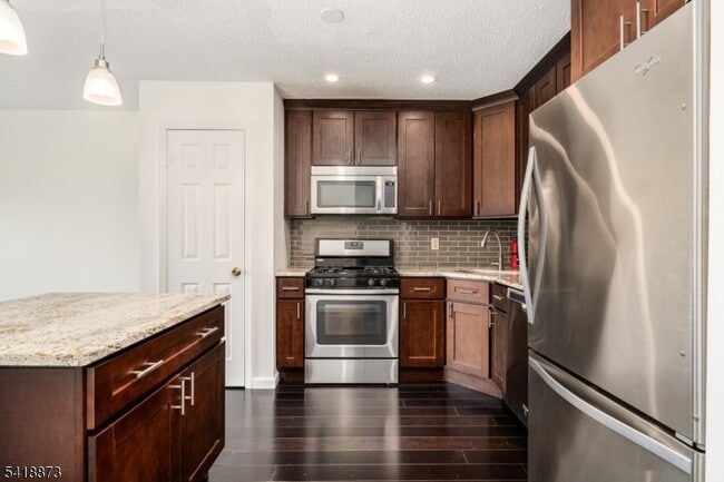 11 Colton Cir in West Orange, NJ - Building Photo - Building Photo