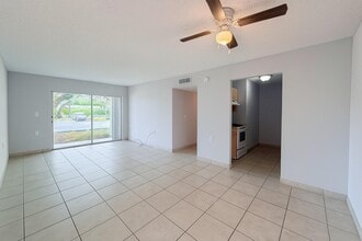 1127 Lake Terry Dr in West Palm Beach, FL - Building Photo - Building Photo