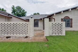 967 Grand Canal St in Gulf Breeze, FL - Foto de edificio - Building Photo