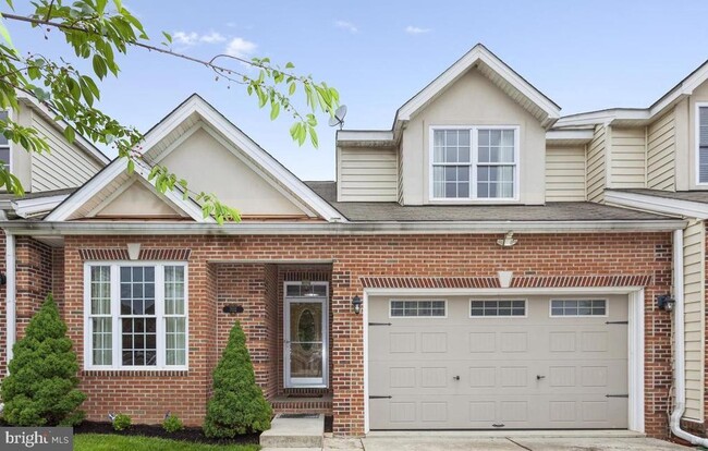 property at 702 Perthshire Pl