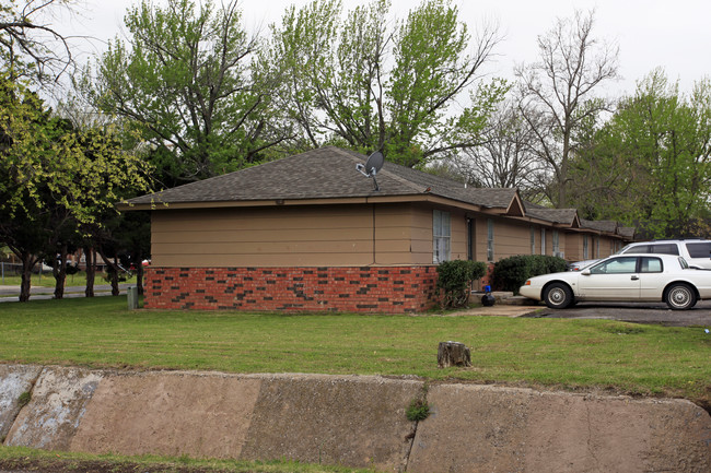 3303 N Hammond Ave in Bethany, OK - Foto de edificio - Building Photo