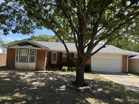 1905 N Dale Ave in Stephenville, TX - Building Photo