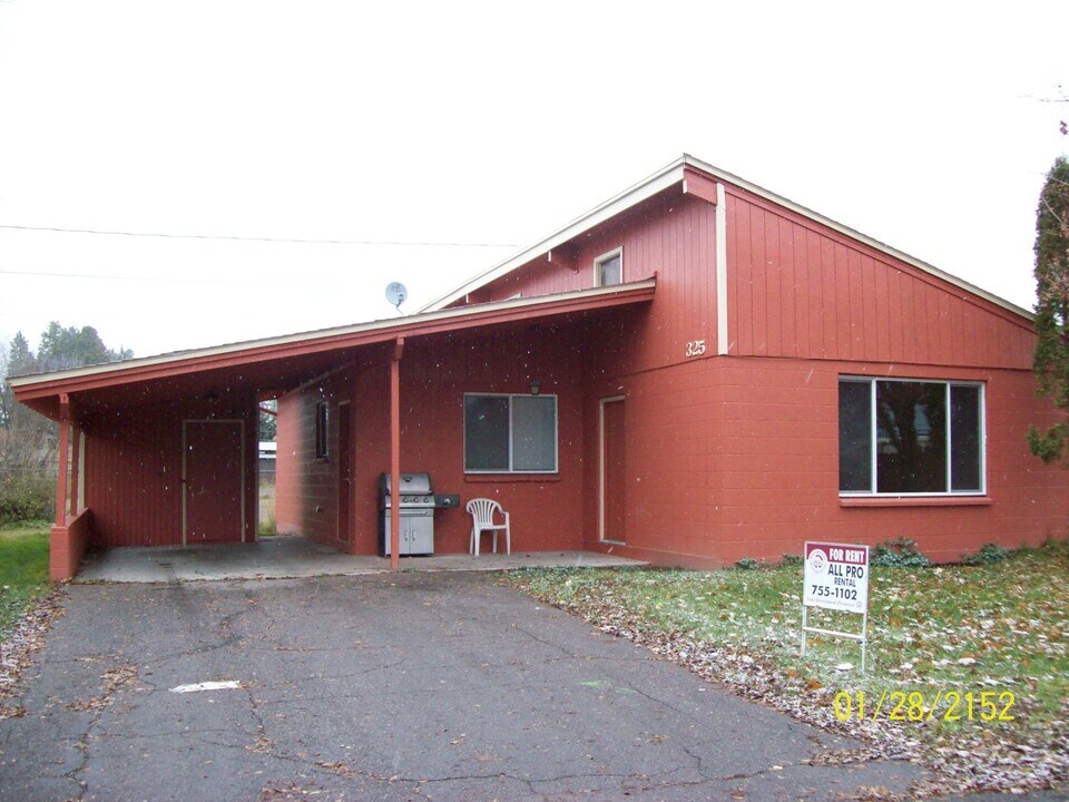 325 Bain Ln in Kalispell, MT - Building Photo
