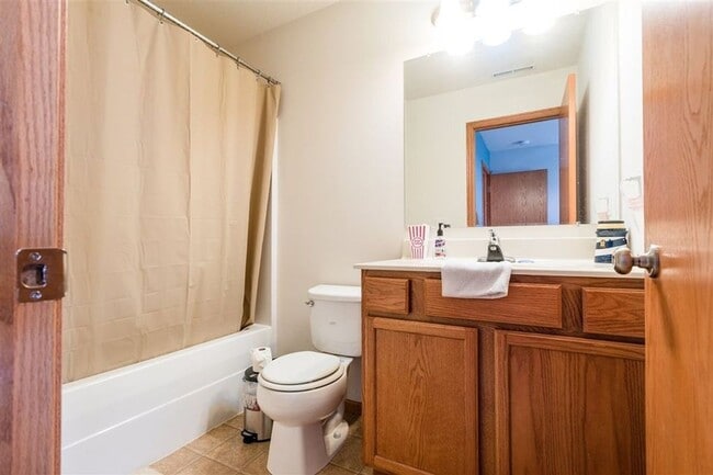 3417 Destin Dr in Waterloo, IA - Building Photo - Building Photo