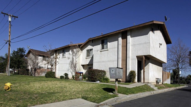 Mulberry Court in Fontana, CA - Foto de edificio - Building Photo