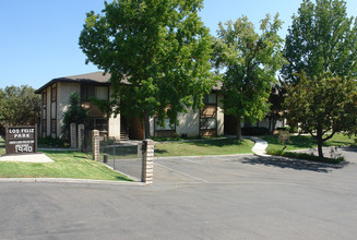 Los Feliz Park in Thousand Oaks, CA - Foto de edificio - Building Photo