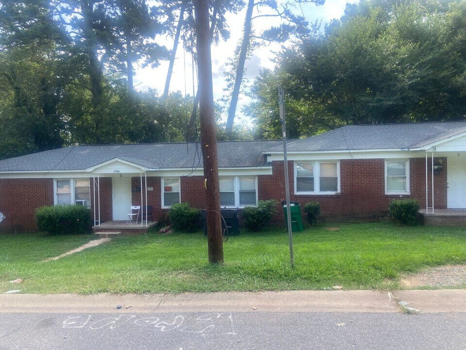 2120 Kennesaw Dr in Charlotte, NC - Building Photo