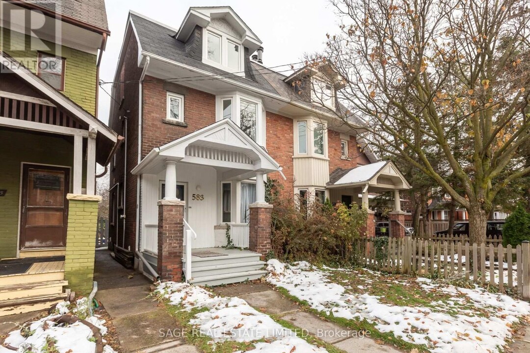 583-583 Indian Rd in Toronto, ON - Building Photo