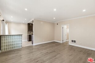 8710 Belford Ave in Los Angeles, CA - Building Photo