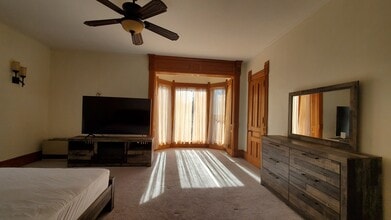 57 Park St, Unit 15 in Malone, NY - Foto de edificio - Building Photo