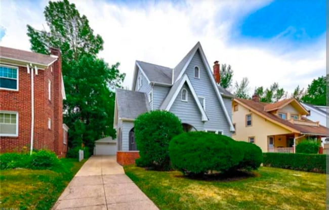 property at 3280 Altamont Rd