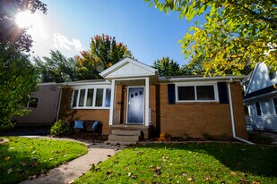 1327 N Oak St in Rochester, MI - Building Photo