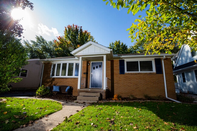 property at 1327 N Oak St