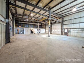 38 Railroad St, Unit 5 in Clinton, ME - Foto de edificio - Building Photo