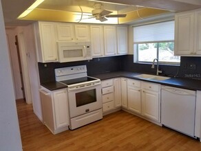 10140 Glen Moor Ln in Port Richey, FL - Building Photo - Building Photo