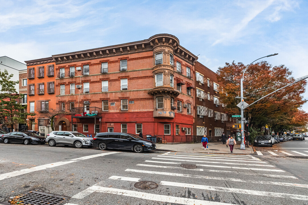 66 Heyward St in Brooklyn, NY - Building Photo