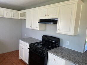 700 Harrison Ln in Hurst, TX - Foto de edificio - Building Photo