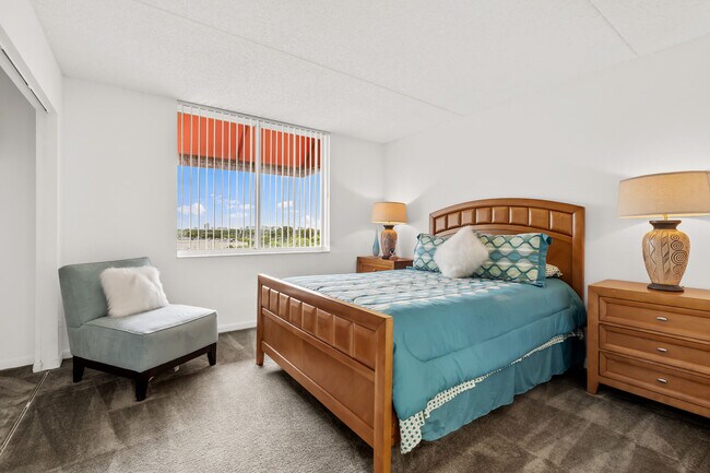 Tennis Towers Apartments in West Palm Beach, FL - Building Photo - Building Photo