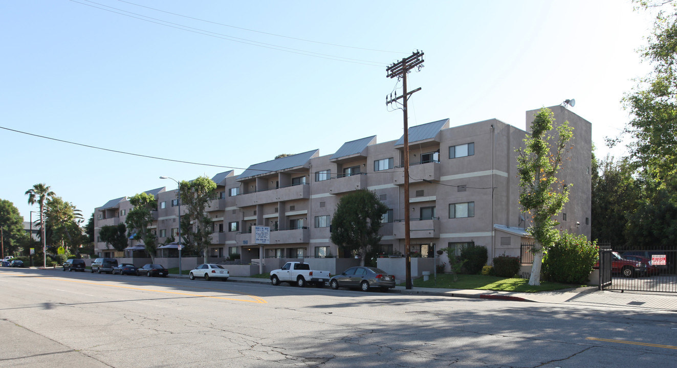 Mark I Apartments in Van Nuys, CA - Building Photo