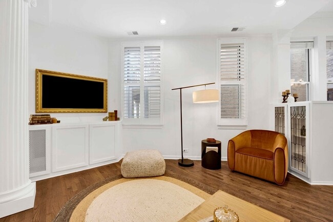 223 W Wisconsin St, Unit 3A in Chicago, IL - Building Photo - Building Photo