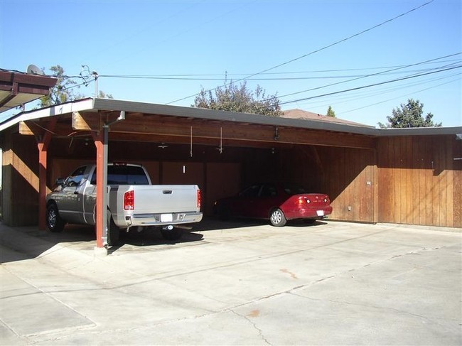 330 Poplar Ave in Manteca, CA - Building Photo - Building Photo