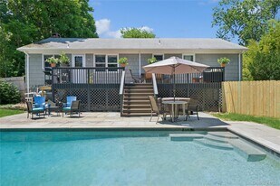 46 Bayview Ave in Sag Harbor, NY - Building Photo