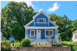 property at 142 E Meadow Rd