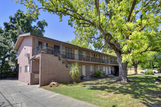 1100 Weber Way in Sacramento, CA - Building Photo - Building Photo