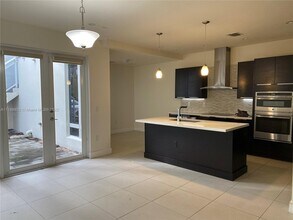 1529 Yellowheart Way in Hollywood, FL - Foto de edificio - Building Photo