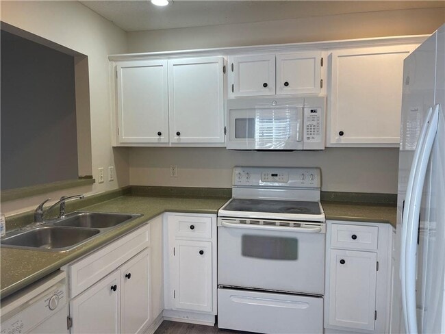 106 Red Bud Ct in Brunswick, GA - Building Photo - Building Photo