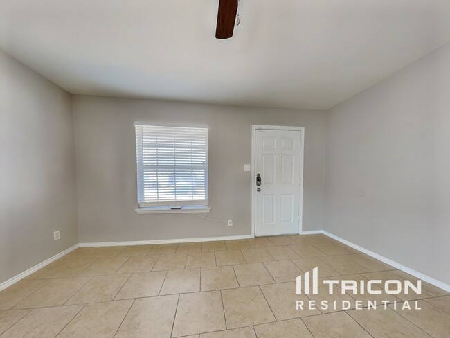 8147 Steep Valley in Converse, TX - Foto de edificio - Building Photo