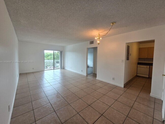 405 S Pine Island Rd in Plantation, FL - Building Photo - Building Photo