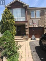 5835 Chessman Ct in Mississauga, ON - Building Photo