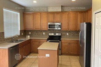 3947 Stornoway Dr in Land O Lakes, FL - Foto de edificio - Building Photo