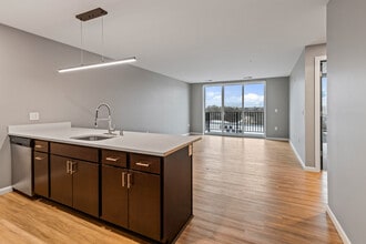 8041 W Bluemound Rd in Milwaukee, WI - Foto de edificio - Building Photo