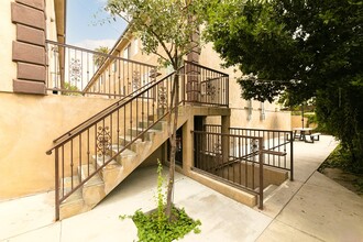 14618 Gilmore St, Unit 8 in Van Nuys, CA - Foto de edificio - Building Photo