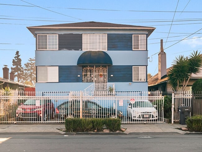 2466 Seminary Ave in Oakland, CA - Foto de edificio - Building Photo